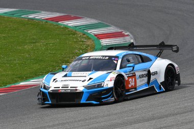 Scarperia, 23 Mart 2023: Johannes Kirchhoff-Ingo Vogler-Tim Vogler tarafından sürülen Land Motorsport takımının Audi R8 GT3 EVO II 'si İtalya' daki Mugello Pisti 'nde 12: 00 Hankook Yarışı sırasında görev başında.