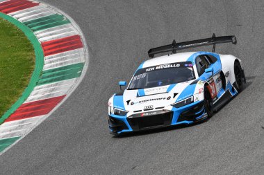 Scarperia, 23 Mart 2023: Johannes Kirchhoff-Ingo Vogler-Tim Vogler tarafından sürülen Land Motorsport takımının Audi R8 GT3 EVO II 'si İtalya' daki Mugello Pisti 'nde 12: 00 Hankook Yarışı sırasında görev başında.