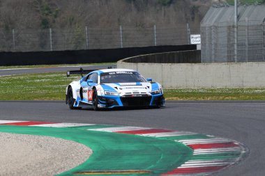 Scarperia, 23 Mart 2023: Johannes Kirchhoff-Ingo Vogler-Tim Vogler tarafından sürülen Land Motorsport takımının Audi R8 GT3 EVO II 'si İtalya' daki Mugello Pisti 'nde 12: 00 Hankook Yarışı sırasında görev başında.
