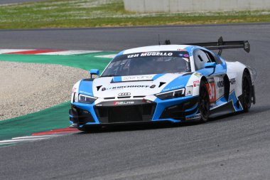 Scarperia, 23 Mart 2023: Johannes Kirchhoff-Ingo Vogler-Tim Vogler tarafından sürülen Land Motorsport takımının Audi R8 GT3 EVO II 'si İtalya' daki Mugello Pisti 'nde 12: 00 Hankook Yarışı sırasında görev başında.
