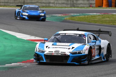 Scarperia, 23 Mart 2023: Johannes Kirchhoff-Ingo Vogler-Tim Vogler tarafından sürülen Land Motorsport takımının Audi R8 GT3 EVO II 'si İtalya' daki Mugello Pisti 'nde 12: 00 Hankook Yarışı sırasında görev başında.