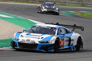 Scarperia, 23 Mart 2023: Johannes Kirchhoff-Ingo Vogler-Tim Vogler tarafından sürülen Land Motorsport takımının Audi R8 GT3 EVO II 'si İtalya' daki Mugello Pisti 'nde 12: 00 Hankook Yarışı sırasında görev başında.