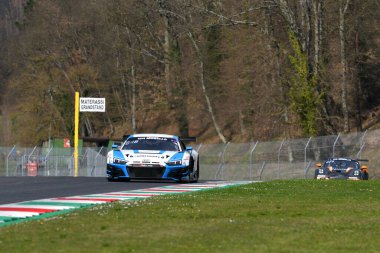 Scarperia, 23 Mart 2023: Johannes Kirchhoff-Ingo Vogler-Tim Vogler tarafından sürülen Land Motorsport takımının Audi R8 GT3 EVO II 'si İtalya' daki Mugello Pisti 'nde 12: 00 Hankook Yarışı sırasında görev başında.