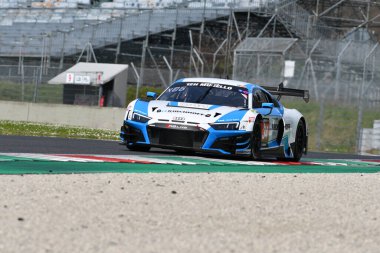 Scarperia, 23 Mart 2023: Johannes Kirchhoff-Ingo Vogler-Tim Vogler tarafından sürülen Land Motorsport takımının Audi R8 GT3 EVO II 'si İtalya' daki Mugello Pisti 'nde 12: 00 Hankook Yarışı sırasında görev başında.