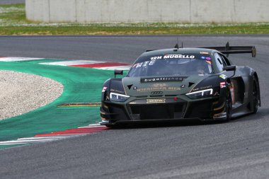 Scarperia, 23 Mart 2023: Audi R8 LMS GT3, İtalya Mugello Pisti 'nde Wieninger-Mller-Mies tarafından sürülen Land Motorsport takımı..