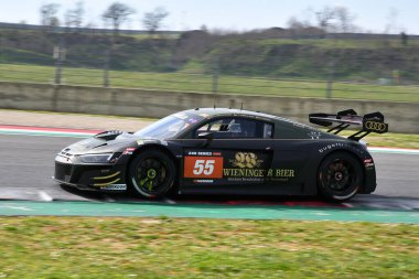 Scarperia, 23 Mart 2023: Audi R8 LMS GT3, İtalya Mugello Pisti 'nde Wieninger-Mller-Mies tarafından sürülen Land Motorsport takımı..