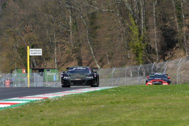Scarperia, 23 Mart 2023: Audi R8 LMS GT3, İtalya Mugello Pisti 'nde Wieninger-Mller-Mies tarafından sürülen Land Motorsport takımı..