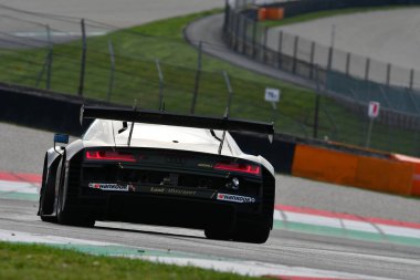 Scarperia, 23 Mart 2023: Audi R8 LMS GT3, İtalya Mugello Pisti 'nde Wieninger-Mller-Mies tarafından sürülen Land Motorsport takımı..