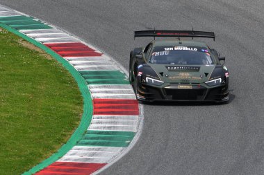 Scarperia, 23 Mart 2023: Audi R8 LMS GT3, İtalya Mugello Pisti 'nde Wieninger-Mller-Mies tarafından sürülen Land Motorsport takımı..