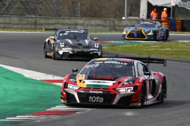 Scarperia, 23 Mart 2023: Audi R8 GT3 EVO II Juta Racing takımı tarafından sürülen Sokolovskiy-Gulbinas-Geciauskas-Gelinis, İtalya 'daki Mugello Pisti' nde 12h Hankook Yarışı sırasında görev başında.