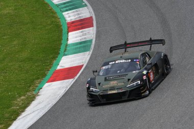Scarperia, 23 Mart 2023: Audi R8 LMS GT3, İtalya Mugello Pisti 'nde Wieninger-Mller-Mies tarafından sürülen Land Motorsport takımı..