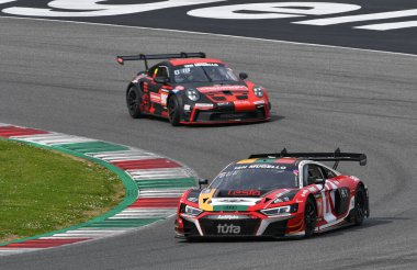 Scarperia, 23 Mart 2023: Audi R8 GT3 EVO II Juta Racing takımı tarafından sürülen Sokolovskiy-Gulbinas-Geciauskas-Gelinis, İtalya 'daki Mugello Pisti' nde 12h Hankook Yarışı sırasında görev başında.