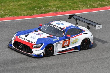 Scarperia, 23 Mart 2023: Charles Putman-Charles Espenlaub-Shane Lewis tarafından sürülen CP Racing Takımı 'ndan Mercedes-AMG GT3 İtalya Mugello Pisti' nde 12h Hankook Yarışı sırasında.