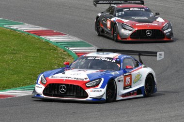 Scarperia, 23 Mart 2023: Charles Putman-Charles Espenlaub-Shane Lewis tarafından sürülen CP Racing Takımı 'ndan Mercedes-AMG GT3 İtalya Mugello Pisti' nde 12h Hankook Yarışı sırasında.