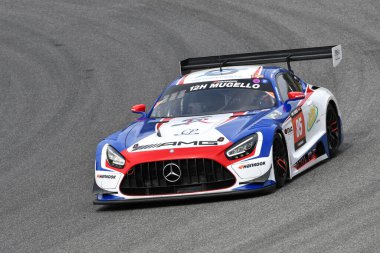 Scarperia, 23 Mart 2023: Charles Putman-Charles Espenlaub-Shane Lewis tarafından sürülen CP Racing Takımı 'ndan Mercedes-AMG GT3 İtalya Mugello Pisti' nde 12h Hankook Yarışı sırasında.