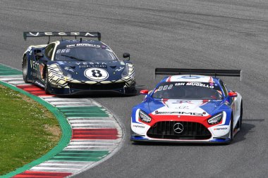 Scarperia, 23 Mart 2023: Charles Putman-Charles Espenlaub-Shane Lewis tarafından sürülen CP Racing Takımı 'ndan Mercedes-AMG GT3 İtalya Mugello Pisti' nde 12h Hankook Yarışı sırasında.