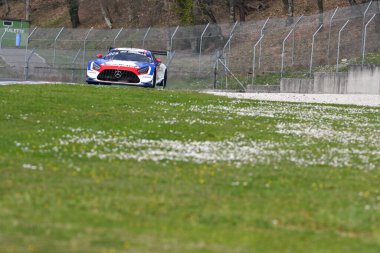 Scarperia, 23 Mart 2023: Charles Putman-Charles Espenlaub-Shane Lewis tarafından sürülen CP Racing Takımı 'ndan Mercedes-AMG GT3 İtalya Mugello Pisti' nde 12h Hankook Yarışı sırasında.