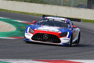 Scarperia, 23 Mart 2023: Charles Putman-Charles Espenlaub-Shane Lewis tarafından sürülen CP Racing Takımı 'ndan Mercedes-AMG GT3 İtalya Mugello Pisti' nde 12h Hankook Yarışı sırasında.