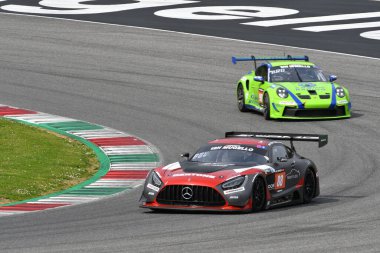 Scarperia, 23 Mart 2023: AKKODIS ASP Ekibi 'nden Mercedes-AMG GT3 Ricci-Beaubelique-Policand tarafından İtalya' daki Mugello Pisti 'nde 12h Hankook Yarışı sırasında kullanıldı.
