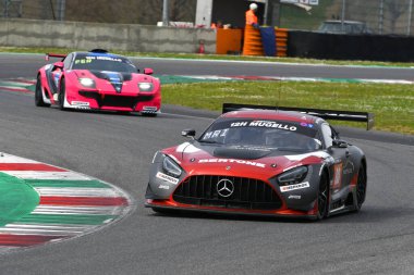 Scarperia, 23 Mart 2023: AKKODIS ASP Ekibi 'nden Mercedes-AMG GT3 Ricci-Beaubelique-Policand tarafından İtalya' daki Mugello Pisti 'nde 12h Hankook Yarışı sırasında kullanıldı.