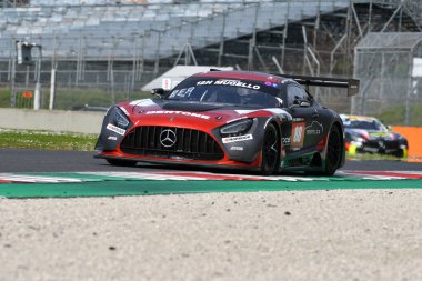 Scarperia, 23 Mart 2023: AKKODIS ASP Ekibi 'nden Mercedes-AMG GT3 Ricci-Beaubelique-Policand tarafından İtalya' daki Mugello Pisti 'nde 12h Hankook Yarışı sırasında kullanıldı.