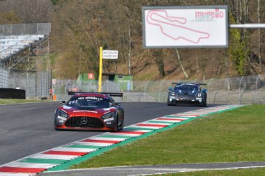 Scarperia, 23 Mart 2023: AKKODIS ASP Ekibi 'nden Mercedes-AMG GT3 Ricci-Beaubelique-Policand tarafından İtalya' daki Mugello Pisti 'nde 12h Hankook Yarışı sırasında kullanıldı.