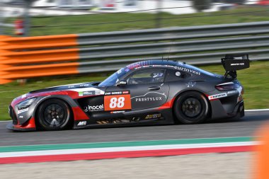 Scarperia, 23 Mart 2023: AKKODIS ASP Ekibi 'nden Mercedes-AMG GT3 Ricci-Beaubelique-Policand tarafından İtalya' daki Mugello Pisti 'nde 12h Hankook Yarışı sırasında kullanıldı.