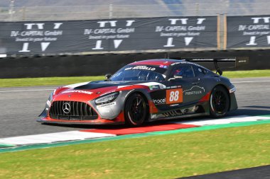 Scarperia, 23 Mart 2023: AKKODIS ASP Ekibi 'nden Mercedes-AMG GT3 Ricci-Beaubelique-Policand tarafından İtalya' daki Mugello Pisti 'nde 12h Hankook Yarışı sırasında kullanıldı.