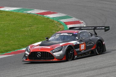 Scarperia, 23 Mart 2023: AKKODIS ASP Ekibi 'nden Mercedes-AMG GT3 Ricci-Beaubelique-Policand tarafından İtalya' daki Mugello Pisti 'nde 12h Hankook Yarışı sırasında kullanıldı.