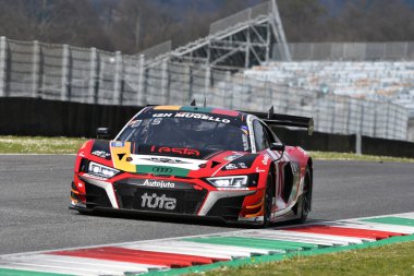 Scarperia, 23 Mart 2023: Jablonskis-Navickas-Gelnas-Brazaitis tarafından sürülen Juta Racing Takımı 'ndan Audi R8 GT3 EVO I İtalya' daki Mugello Pisti 'nde 12h Hankook Yarışı sırasında görev başındaydı..