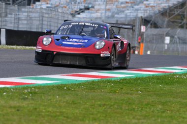 Scarperia, 23 Mart 2023: Porsche 911 GT3 R 991 II E2P Yarışı Pablo Burguera-Antonio Sainero-Javier Morcillo tarafından sürülüyor..