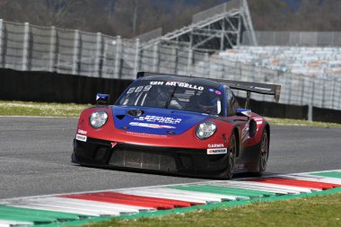 Scarperia, 23 Mart 2023: Porsche 911 GT3 R 991 II E2P Yarışı Pablo Burguera-Antonio Sainero-Javier Morcillo tarafından sürülüyor..