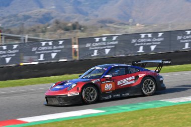 Scarperia, 23 Mart 2023: Porsche 911 GT3 R 991 II E2P Yarışı Pablo Burguera-Antonio Sainero-Javier Morcillo tarafından sürülüyor..