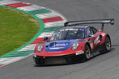 Scarperia, 23 Mart 2023: Porsche 911 GT3 R 991 II E2P Yarışı Pablo Burguera-Antonio Sainero-Javier Morcillo tarafından sürülüyor..