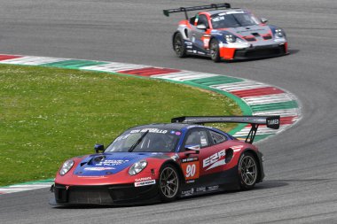 Scarperia, 23 Mart 2023: Porsche 911 GT3 R 991 II E2P Yarışı Pablo Burguera-Antonio Sainero-Javier Morcillo tarafından sürülüyor..