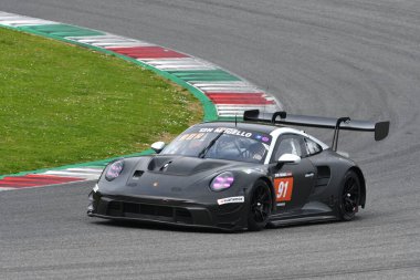Scarperia, 23 Mart 2023: Porsche 911 GT3 R 991 II Herberth Motorsport takımı Ralf Bohn-Daniel Allemann-Robert Renauer-Alfred Renauer tarafından sürülüyor.