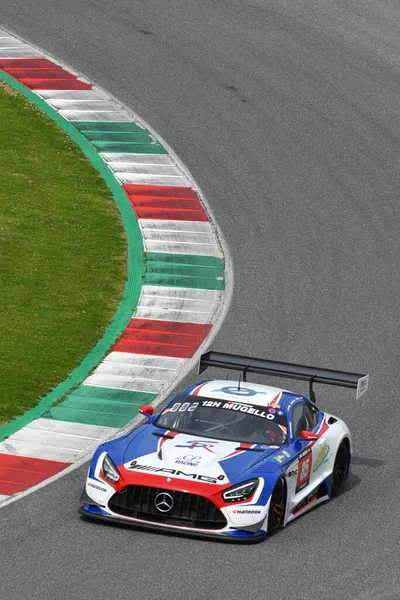 Scarperia, 23 Mart 2023: Charles Putman-Charles Espenlaub-Shane Lewis tarafından sürülen CP Racing Takımı 'ndan Mercedes-AMG GT3 İtalya Mugello Pisti' nde 12h Hankook Yarışı sırasında.