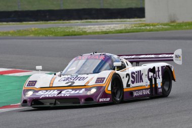 Scarperia, 2 Nisan 2023: Jaguar XJR-9 yıl 1988 Mugello Classic 2023 'te İtalya' daki Mugello Pisti 'nde eylem halindeydi..