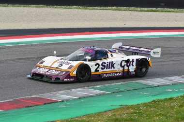 Scarperia, 2 Nisan 2023: Jaguar XJR-9 yıl 1988 Mugello Classic 2023 'te İtalya' daki Mugello Pisti 'nde eylem halindeydi..