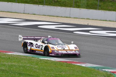 Scarperia, 2 Nisan 2023: Jaguar XJR-9 yıl 1988 Mugello Classic 2023 'te İtalya' daki Mugello Pisti 'nde eylem halindeydi..