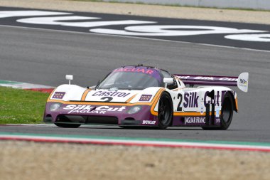 Scarperia, 2 Nisan 2023: Jaguar XJR-9 yıl 1988 Mugello Classic 2023 'te İtalya' daki Mugello Pisti 'nde eylem halindeydi..