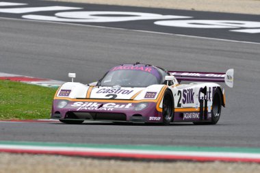 Scarperia, 2 Nisan 2023: Jaguar XJR-9 yıl 1988 Mugello Classic 2023 'te İtalya' daki Mugello Pisti 'nde eylem halindeydi..