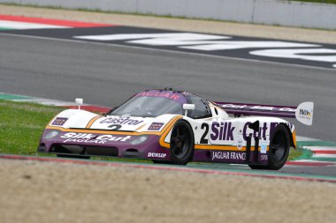 Scarperia, 2 Nisan 2023: Jaguar XJR-9 yıl 1988 Mugello Classic 2023 'te İtalya' daki Mugello Pisti 'nde eylem halindeydi..