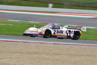 Scarperia, 2 Nisan 2023: Jaguar XJR-9 yıl 1988 Mugello Classic 2023 'te İtalya' daki Mugello Pisti 'nde eylem halindeydi..