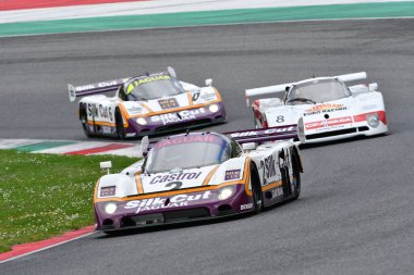Scarperia, 2 Nisan 2023: Jaguar XJR-9 yıl 1988 Mugello Classic 2023 'te İtalya' daki Mugello Pisti 'nde eylem halindeydi..
