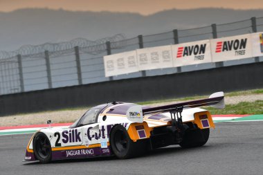 Scarperia, 2 Nisan 2023: Jaguar XJR-9 yıl 1988 Mugello Classic 2023 'te İtalya' daki Mugello Pisti 'nde eylem halindeydi..