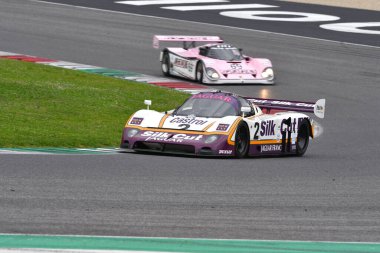 Scarperia, 2 Nisan 2023: Jaguar XJR-9 yıl 1988 Mugello Classic 2023 'te İtalya' daki Mugello Pisti 'nde eylem halindeydi..