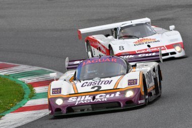 Scarperia, 2 Nisan 2023: Jaguar XJR-9 yıl 1988 Mugello Classic 2023 'te İtalya' daki Mugello Pisti 'nde eylem halindeydi..