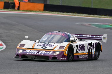 Scarperia, 2 Nisan 2023: Jaguar XJR-9 yıl 1988 Mugello Classic 2023 'te İtalya' daki Mugello Pisti 'nde eylem halindeydi..