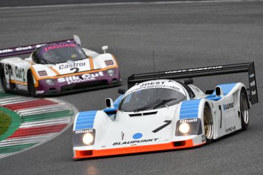 Scarperia, 2 Nisan 2023: Porsche 962 C yılı 1991 Mugello Classic 2023 'te İtalya' daki Mugello Pisti 'nde.